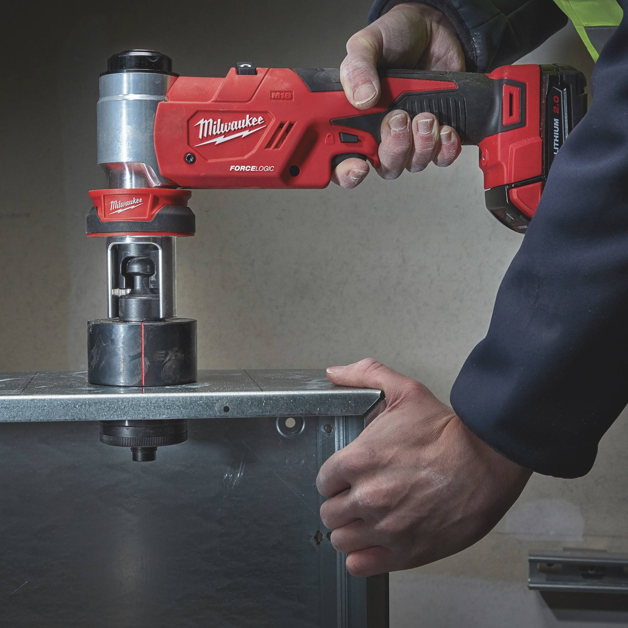 Milwaukee M18 FORCE LOGIC 6T Knockout Tool 1 2