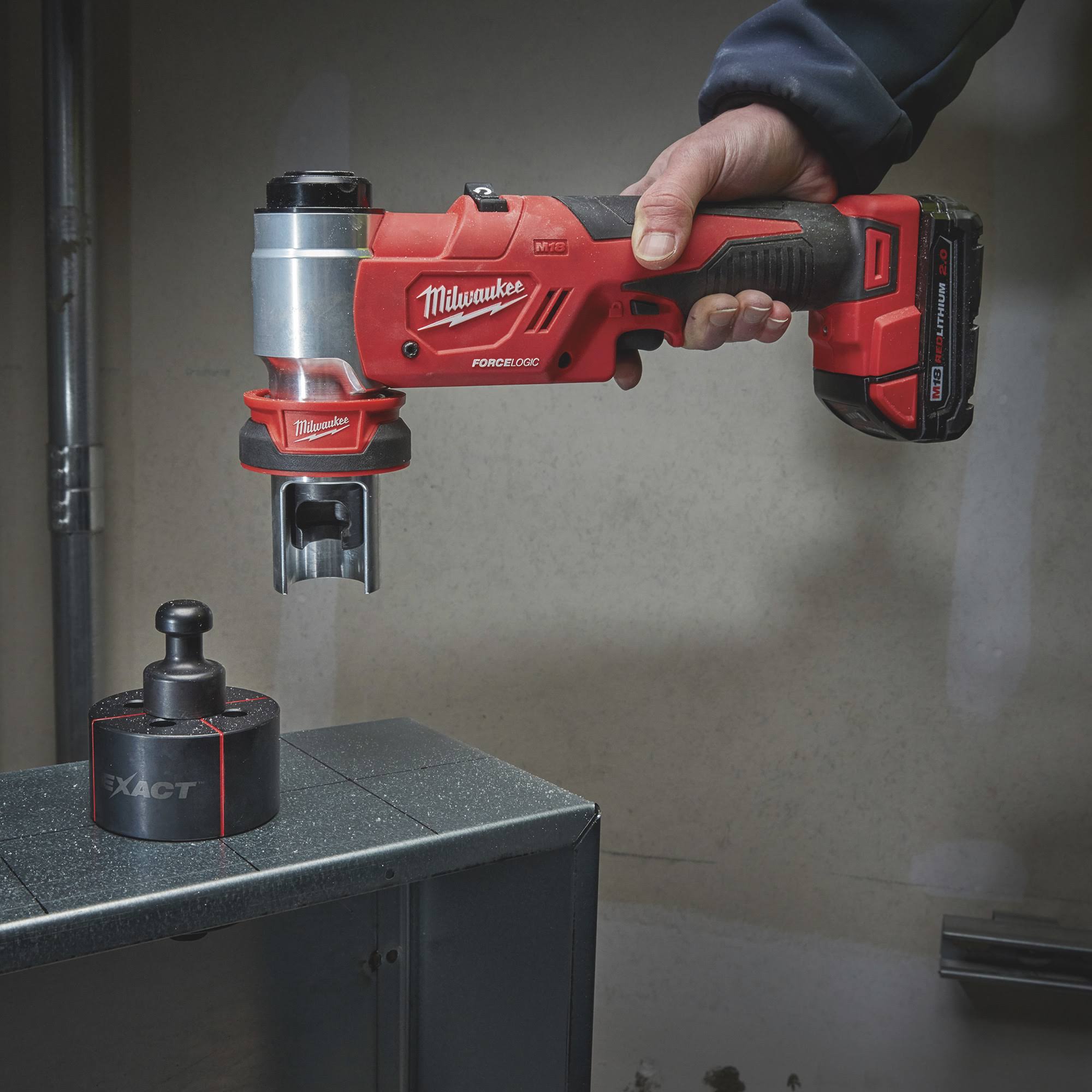 Milwaukee M18 FORCE LOGIC 6T Knockout Tool 1 2